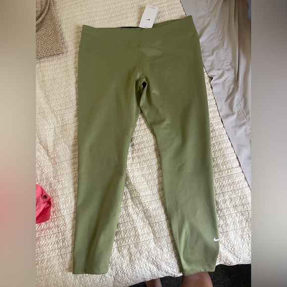 Nike woman’s sage green Leggings NWT size XXL buttery soft - Picture 1 of 4